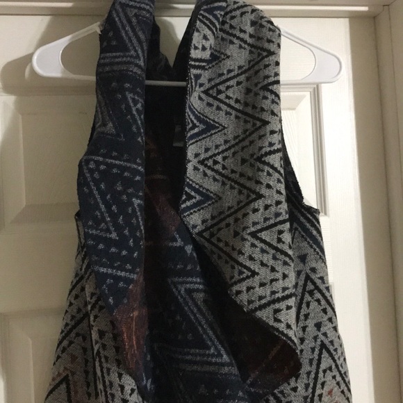 Beautiful Patterned Open-Front Vest - Picture 5 of 8